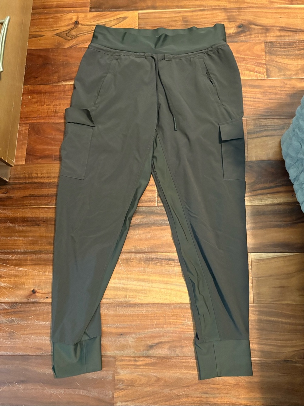 Athleta olive Cargo Jogger Pants Women’s XS Travel Hiking Athleisure (1307)